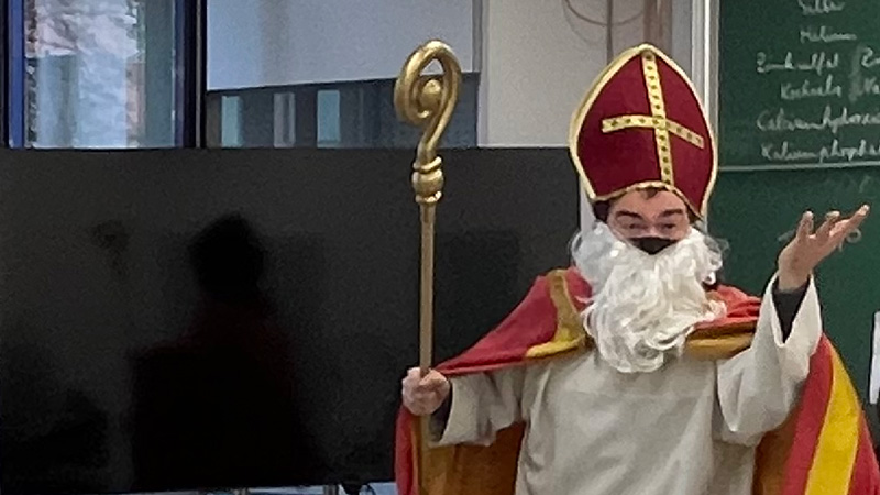 Besuch des Nikolaus in den fünften Klassen Besuch des Nikolaus in den fünften Klassen